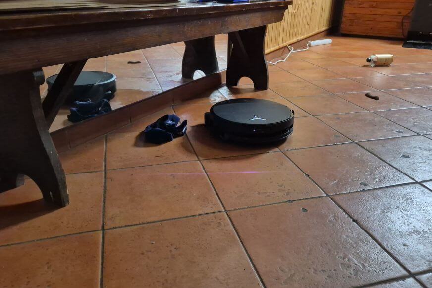 ECOVACS DEEBOT T90 PRO OMNI erkennt Kabel und Socken auf dem Boden und weicht aus
